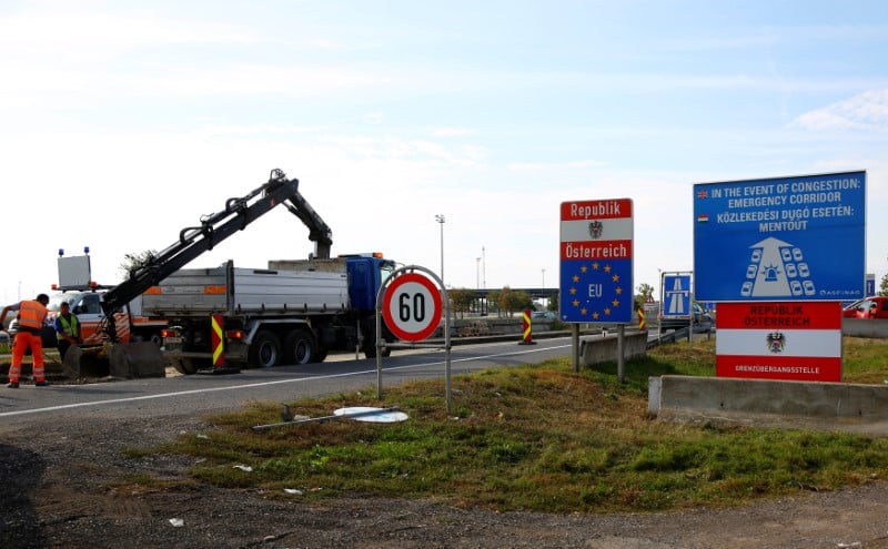 L'autriche pose les fondations d'une cloture frontaliere