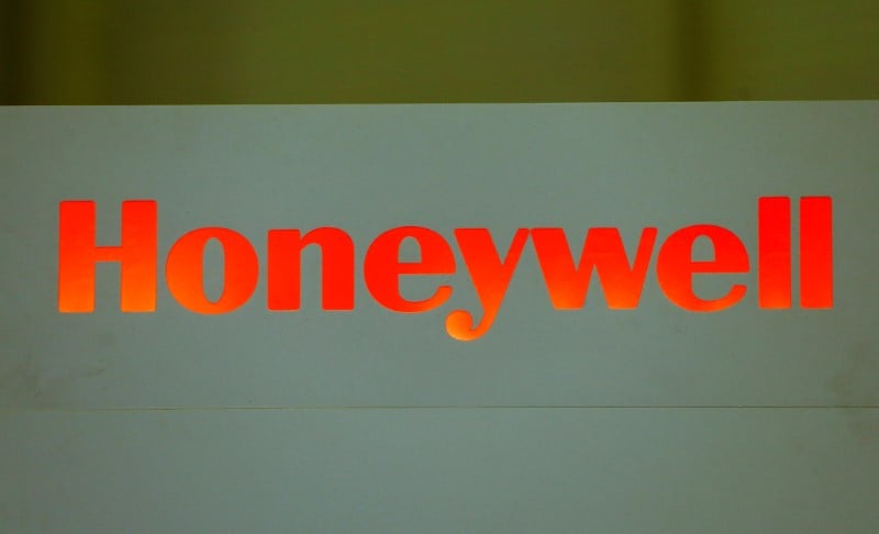 Honeywell garde l'aeronautique, defiant third point