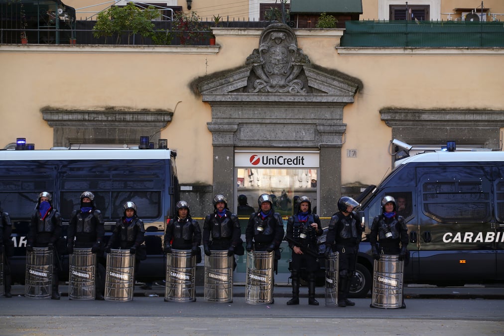 Unicredit publie une perte moins elevee que prevu, le titre flambe