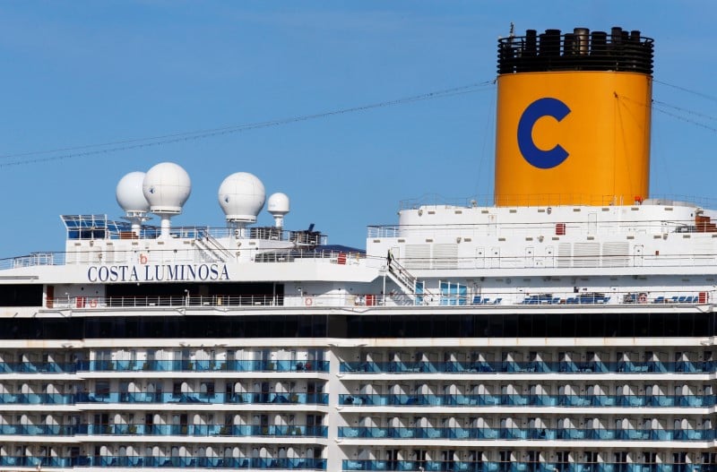 Coronavirus: le costa luminosa dans le port de marseille pour tester les passagers