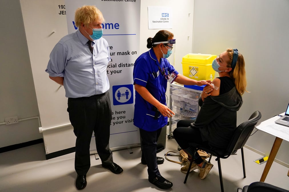 Les britanniques vaccines bientot autorises a partir en vacances en europe?