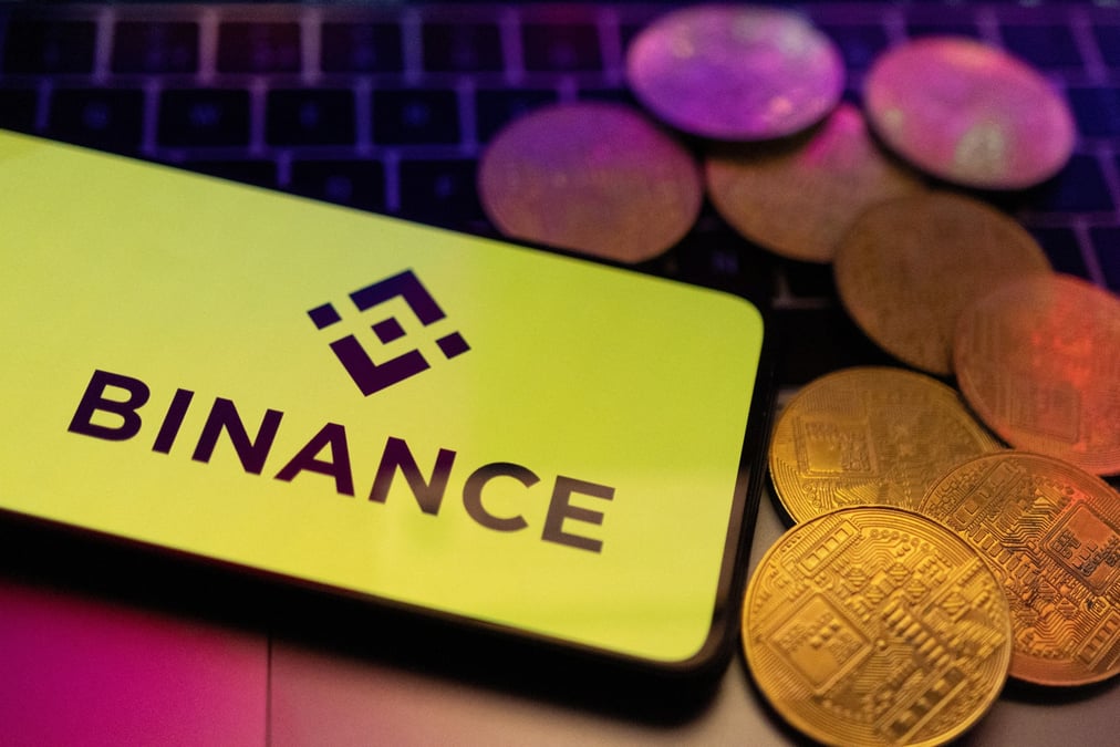 Un smartphone avec le logo binance