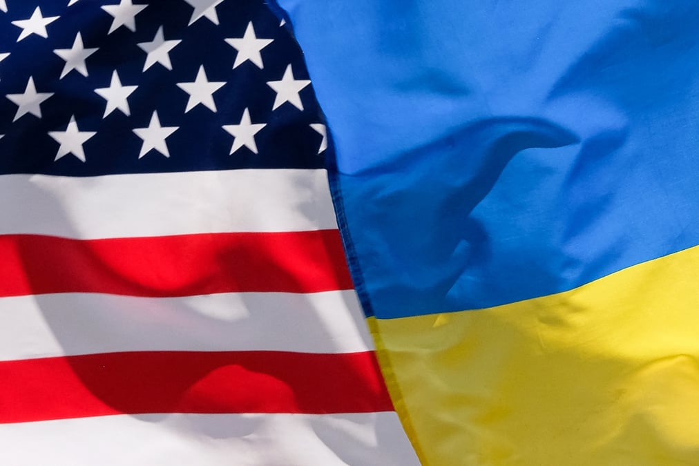 Les drapeaux americain et ukrainien