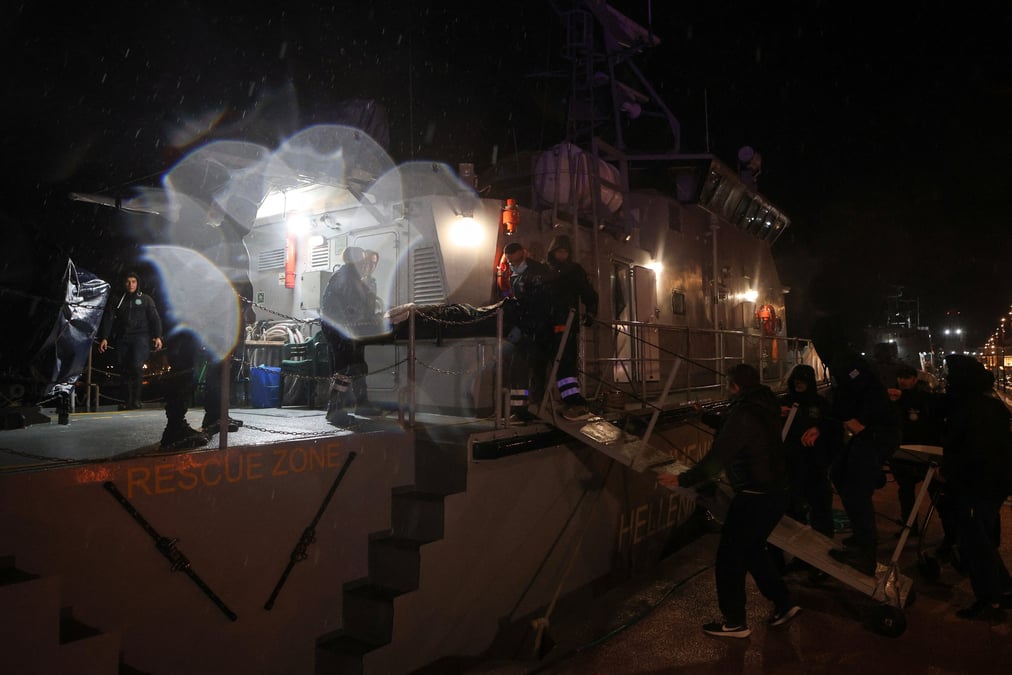 L'operation de sauvetage, suite au naufrage du navire au large de l'ile de lesbos, en grece