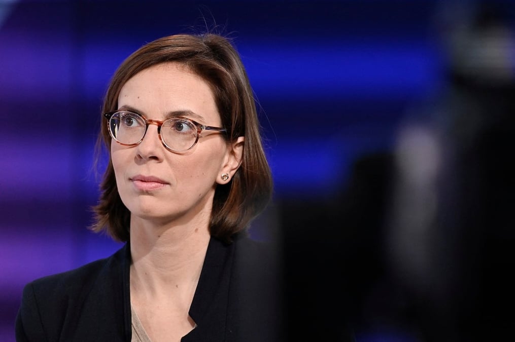 La ministre des Comptes publics Amélie de Montchalin a traduit le coût de la censure 
à « 100 millions d'euros » chaque jour qui passe sans budget voté.