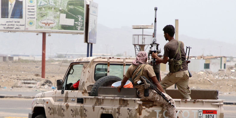 Samedi, à Aden, la capitale du sud, les séparatistes, soutenus par les Emirats arabes unis, ont investi les camps militaires du gouvernement officiel yéménite.