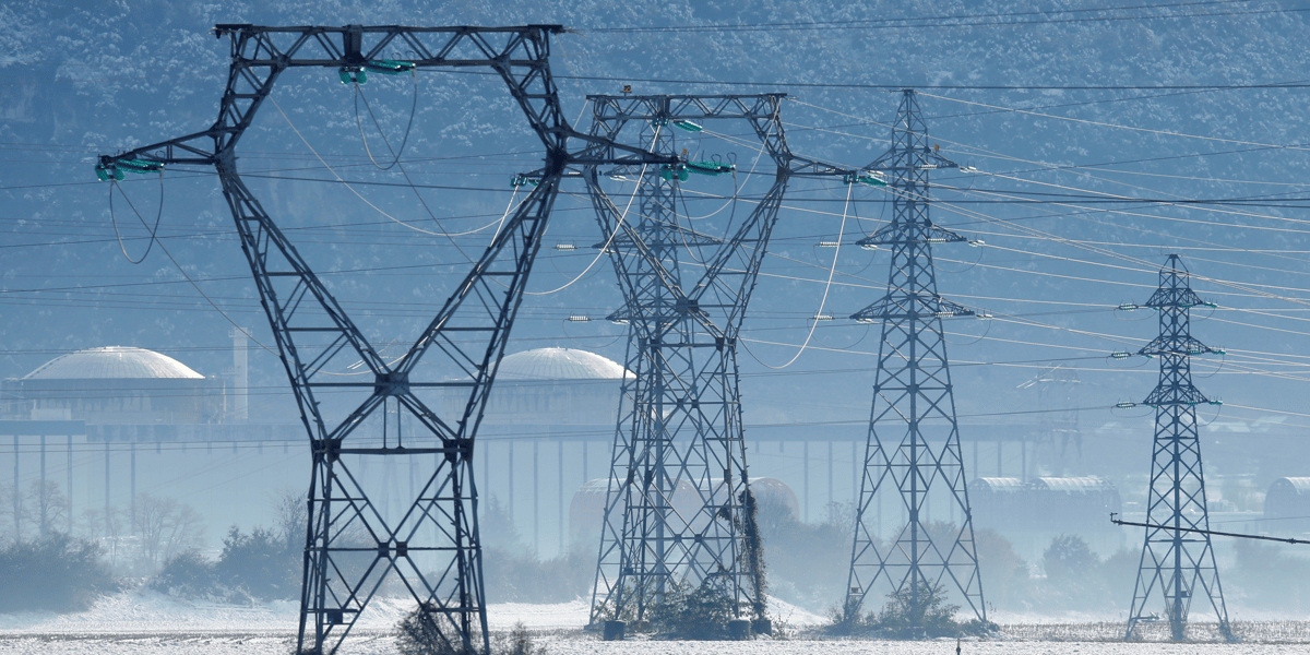 centrale nucléaire, Saint-Vulbas, à 44 km à l'est de Lyon, hiver, pylones, EDF, RTE, électricité,