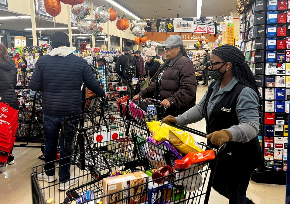 Des clients dans un supermarche avant la thanksgiving a chicago