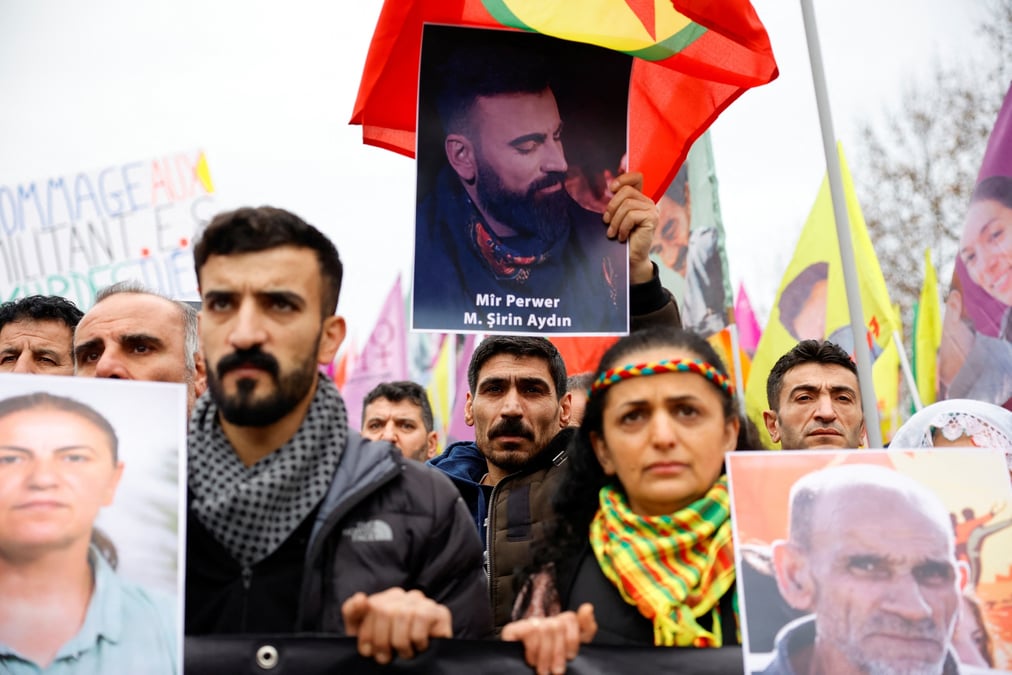 Un rassemblement de la communaute kurde place de la republique, a paris