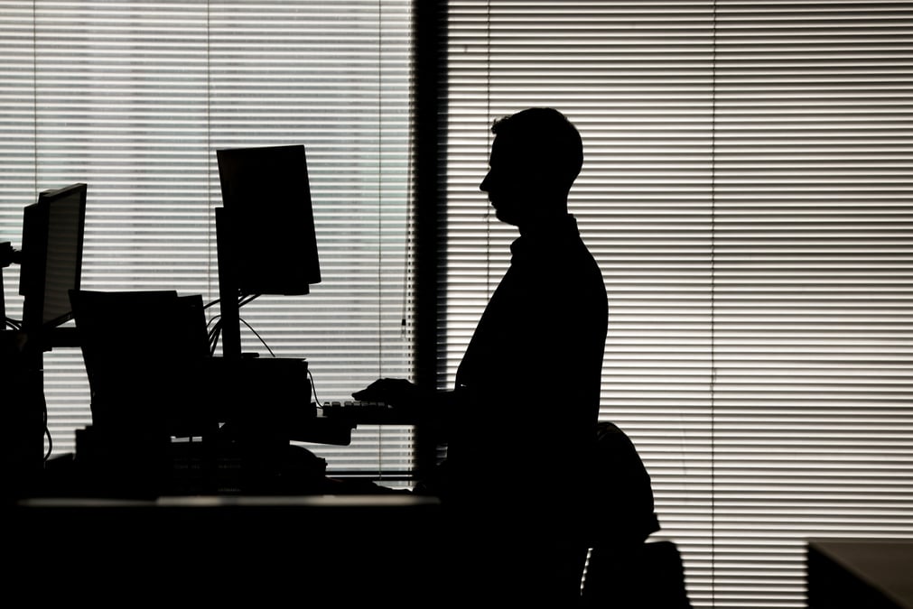 Un homme travaille dans un bureau a canary wharf, londres