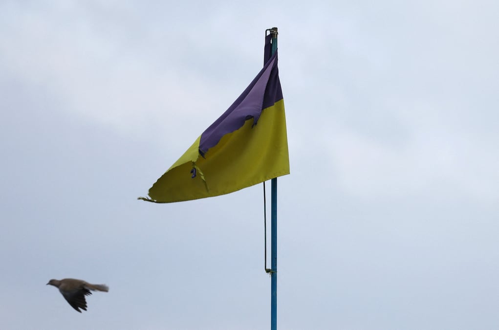 Un drapeau ukrainien flotte sur la ligne de front de bakhmut et chasiv yar