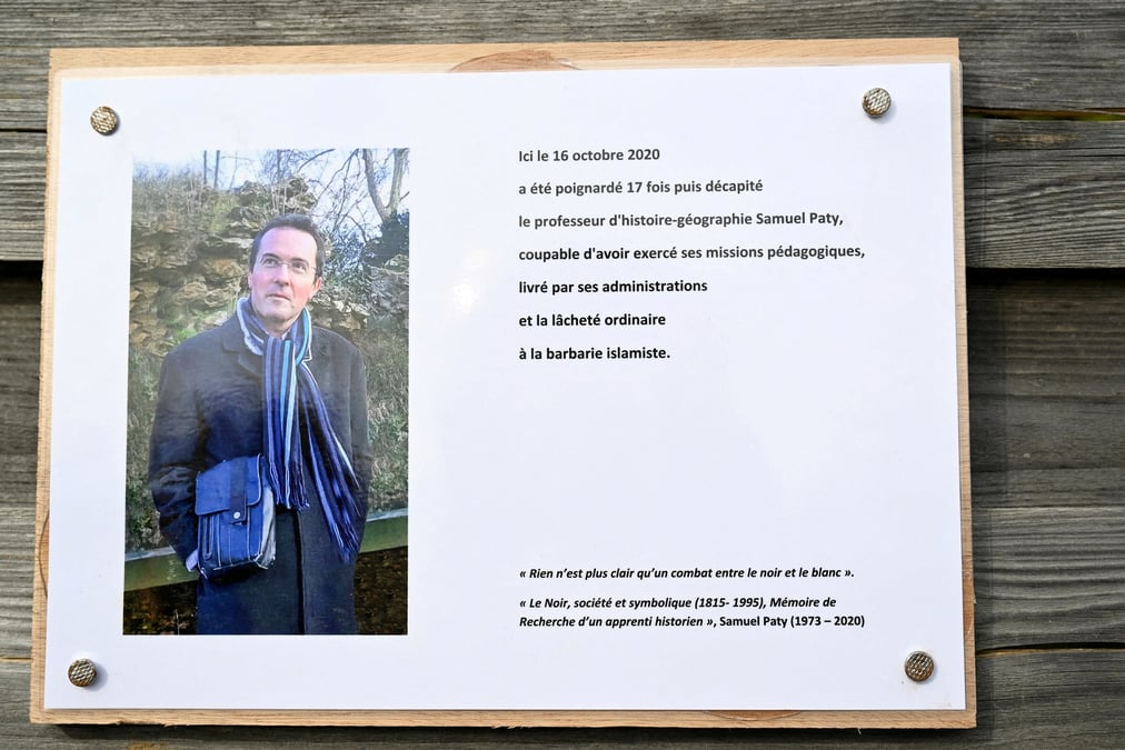 Une plaque commemorative pour l'enseignant assassine samuel patty a conflans-sainte-honorine