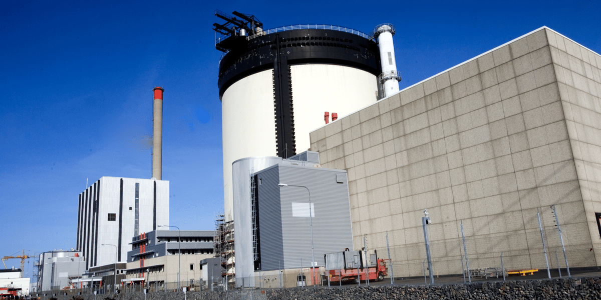 La Suède exploite actuellement , dans trois centrales différentess, six réacteurs nucléaires mis en service au cours des années 1975-1985.