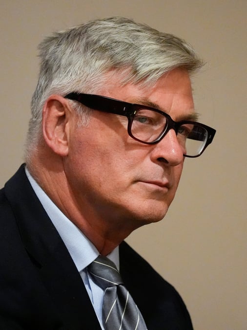 Alec baldwin assiste a une audience preliminaire a santa fe