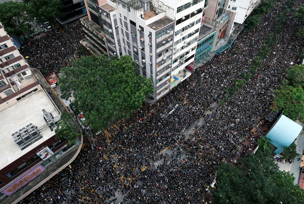 Des centaines de milliers de manifestants défilent dans les rues de Hong Kong.