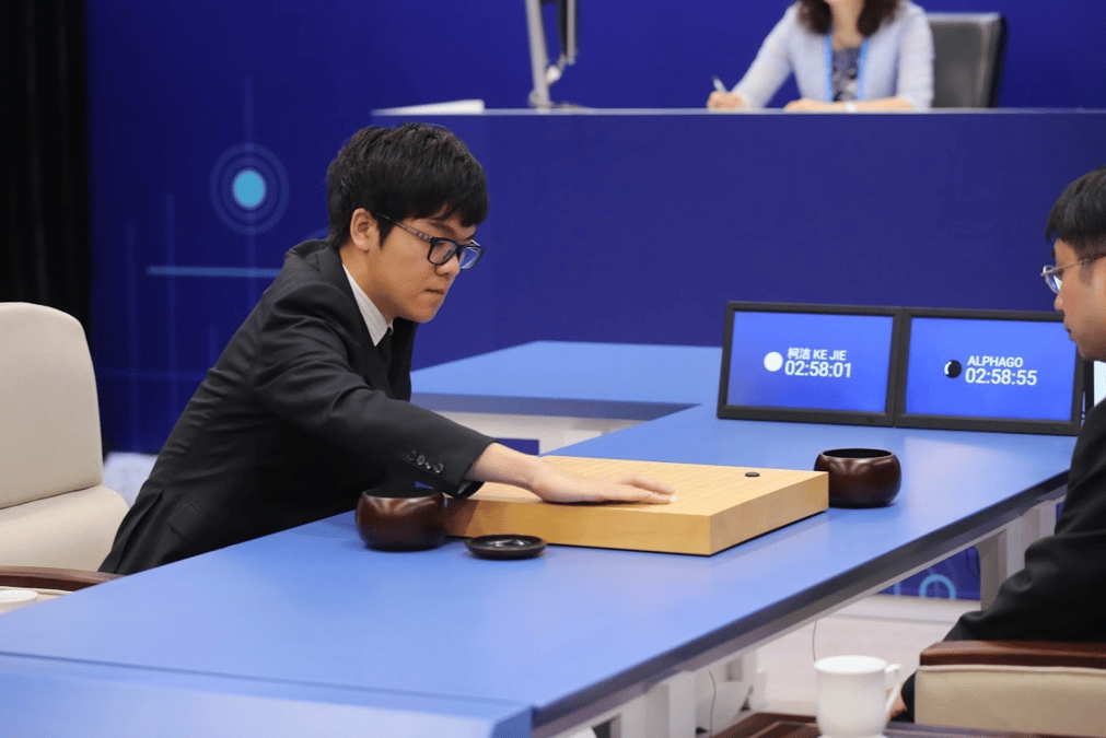 Une des intelligences artificielles de DeepMind, baptisée Alpha Go, a battu les meilleurs champions du jeu de go, jeu réputé pour son extrême complexité.