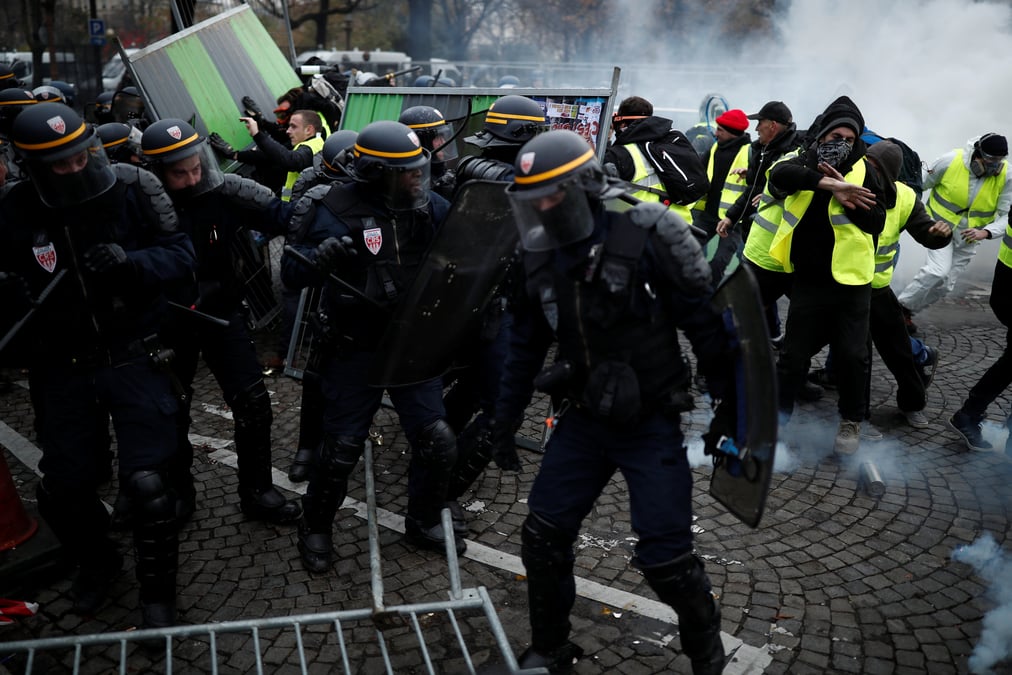 Les "gilets jaunes" investissent les champs-elysees, des tensions