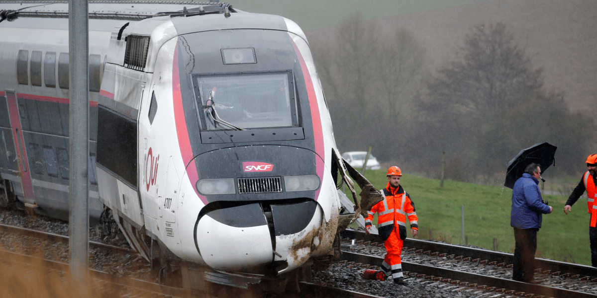 Un TGV Colmar-Paris a déraillé, jeudi 5 mars 2020, à une trentaine de kilomètres au nord de Strasbourg, faisant un blessé grave, le conducteur, et touchant plus "légèrement" une vingtaine d'autres personnes.