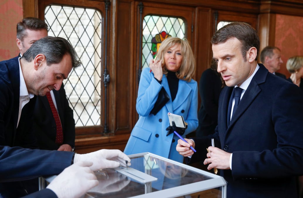 Macron: "je suis garant de la sante de nos concitoyens mais egalement de la vie democratique"