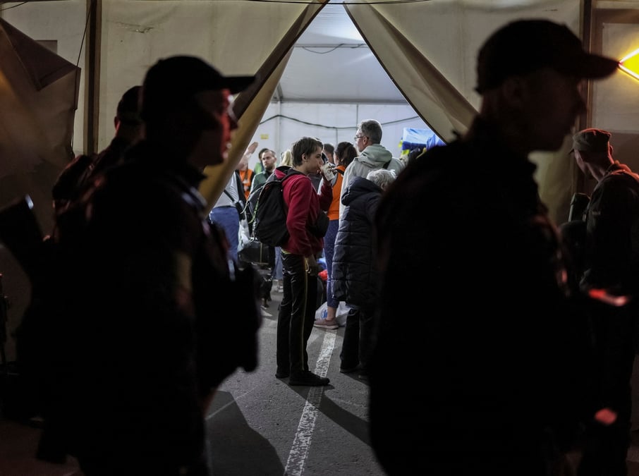 Soixante morts dans une ecole du donbass, des evacues de marioupol en lieu sur