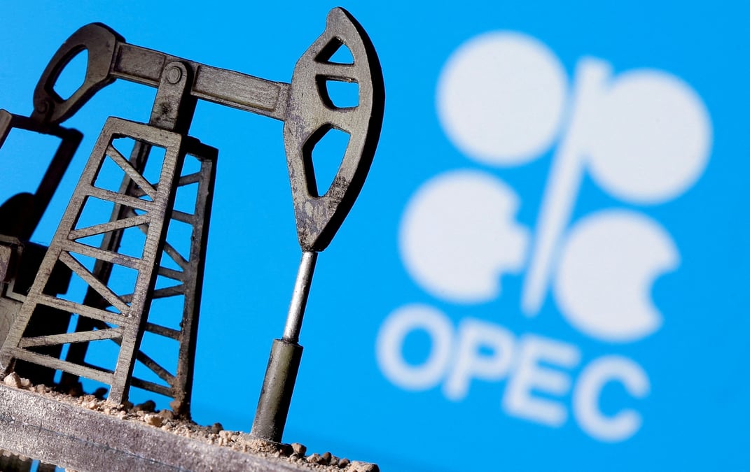 Photo d'illustration d'une pompe a petrole imprime en 3d devant le logo de l'opep