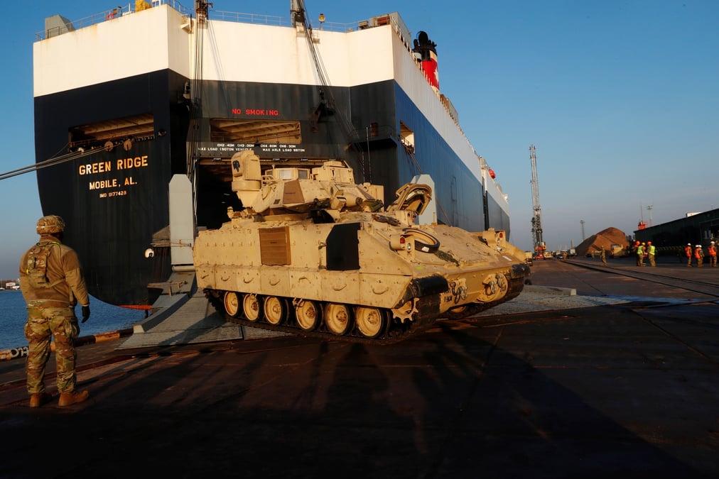 Photo d'archives du vehicule de combat de cavalerie bradley de l'armee americaine quittant le navire dans le port de riga