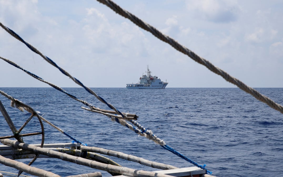 Un navire des garde-cotes chinois est vu depuis un bateau de peche philippin