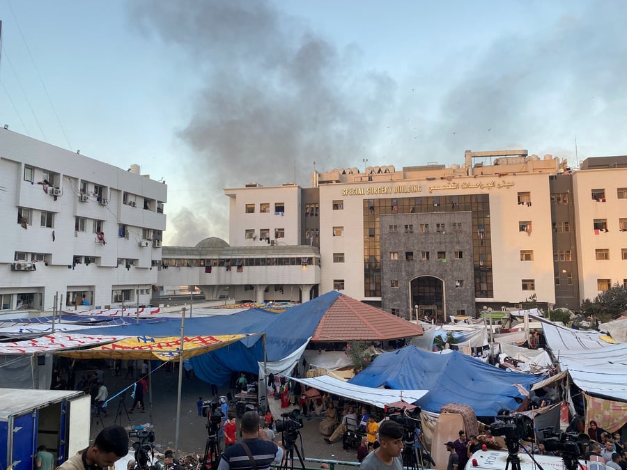 De la fumee s'eleve alors que des palestiniens deplaces s'abritent a l'hopital al shifa, dans le cadre du conflit entre le hamas et israel, dans la ville de gaza