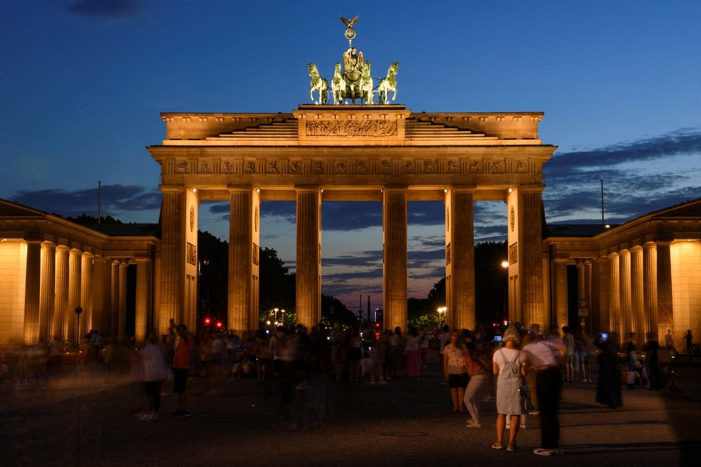 Photo d'archives: eclairage des facades des monuments de berlin