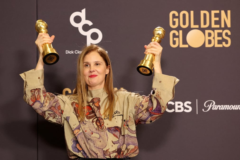 Justine triet lors de la 81e ceremonie annuelle des golden globe awards a beverly hills, californie
