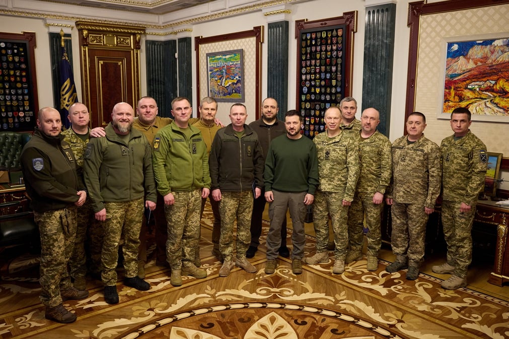 Le president ukrainien zelensky lors d'une reunion avec les hauts commandants militaires designes recemment, a kyiv