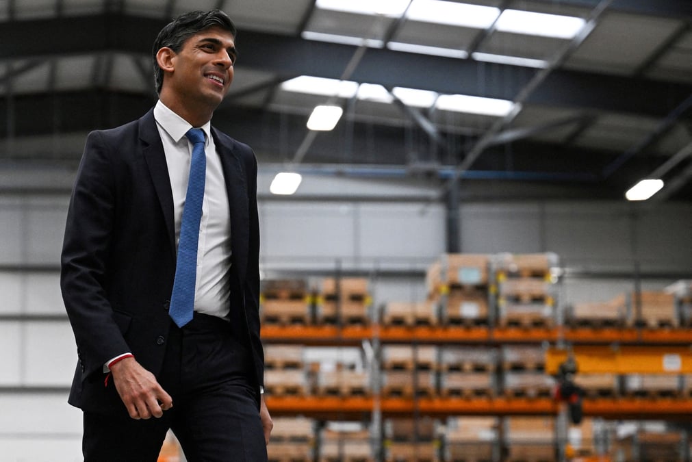 Le premier ministre britannique rishi sunak arrive pour une interview apres une visite dans l'usine siemens mobility