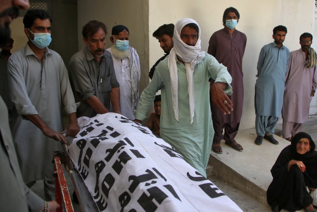 Des personnes portent le corps d'une victime tuee lors des attaques au balochistan.