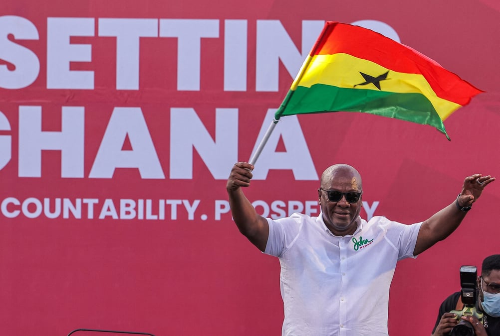 Le candidat a la presidence du congres national democratique (ndc) et ancien president du ghana, john dramani mahama, tient un drapeau national alors qu'il salue ses partisans a accra, au ghana