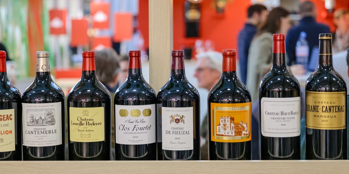 Des vins de Bordeaux exposés au salon Wine Paris en février 2025.