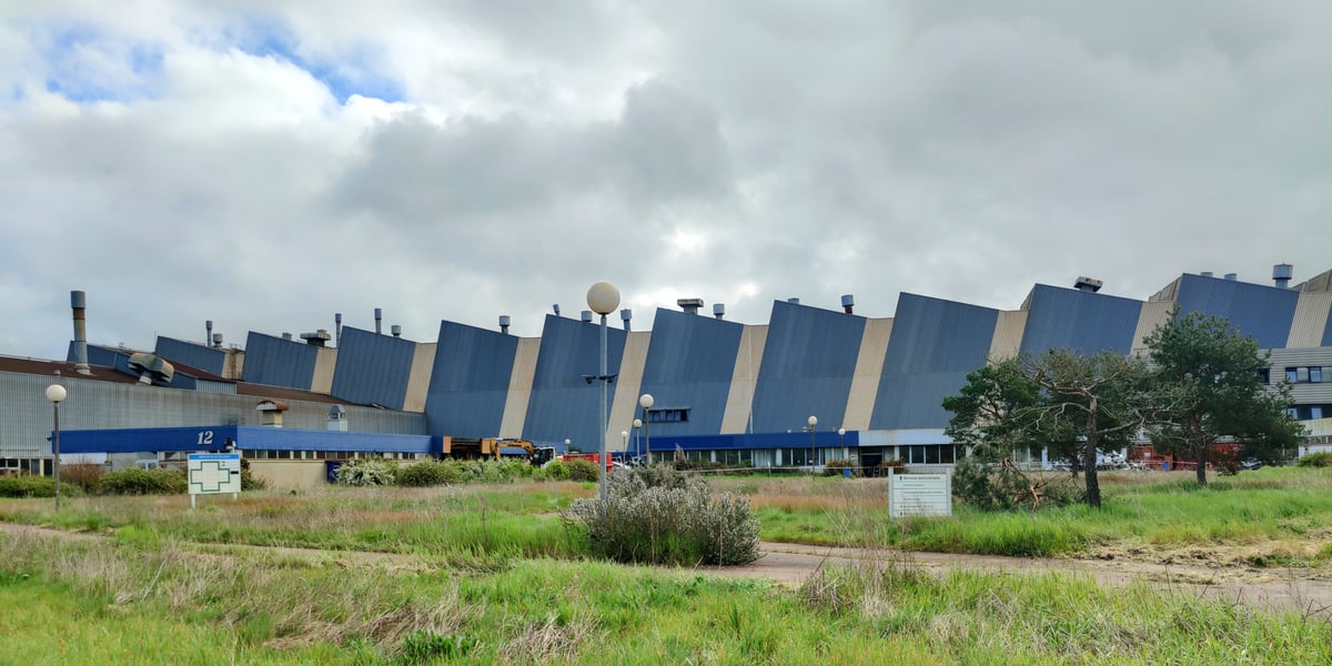 La quasi-totalité des bâtiments des ex Fonderies du Poitou seront démolis d'ici la fin de l'année pour laisser la place à une centrale photovoltaïque.