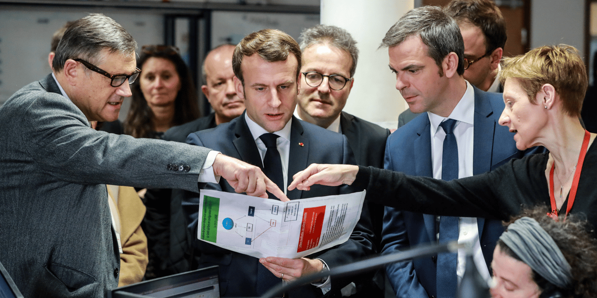 Coronavirus : Emmanuel Macron, le ministre de la Santé Olivier Véran et Martin Hirsch, le président de l'AP-HP écoutent le professeur Pierre Carli, chef du service de régulation du Samu de Paris à l'Hôpital Necker
