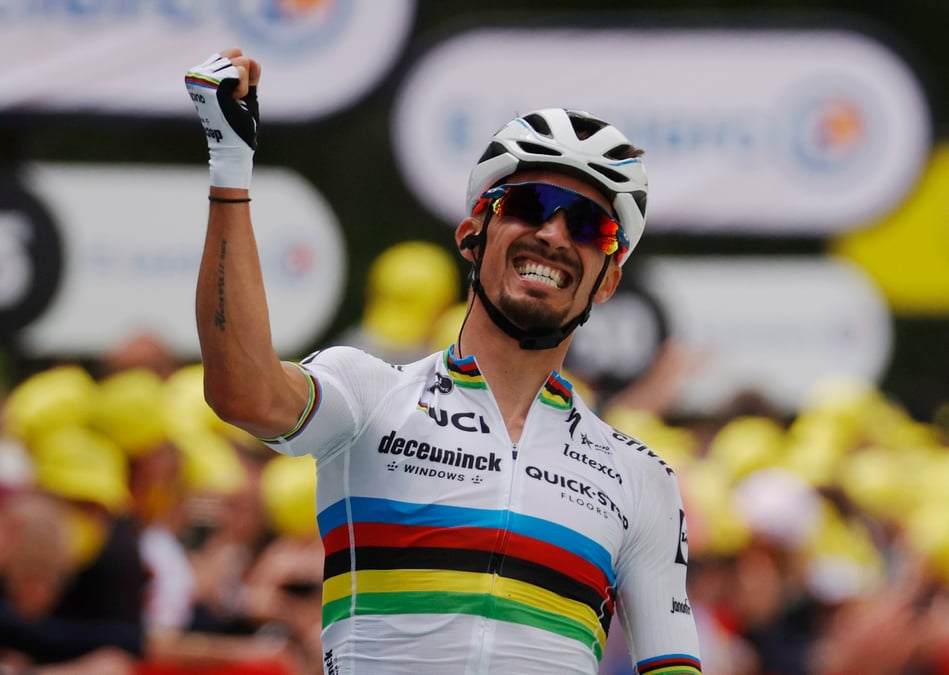 La pancarte d'une spectatrice provoque une chute du peloton du tour de france