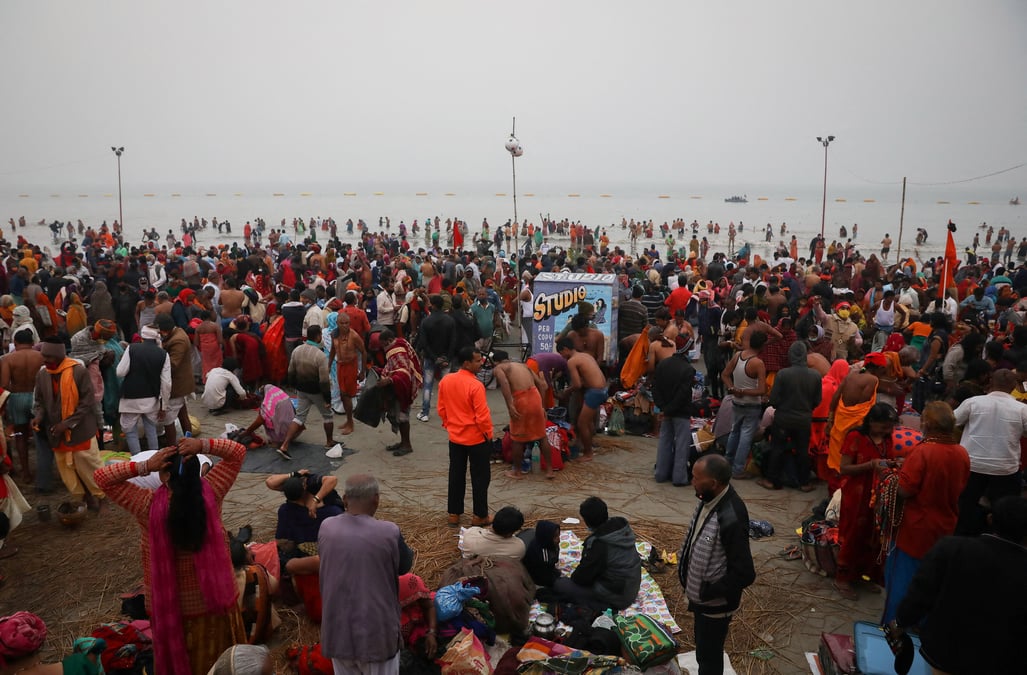 Des centaines de milliers d'hindous s'immergent dans le gange malgre le covid-19