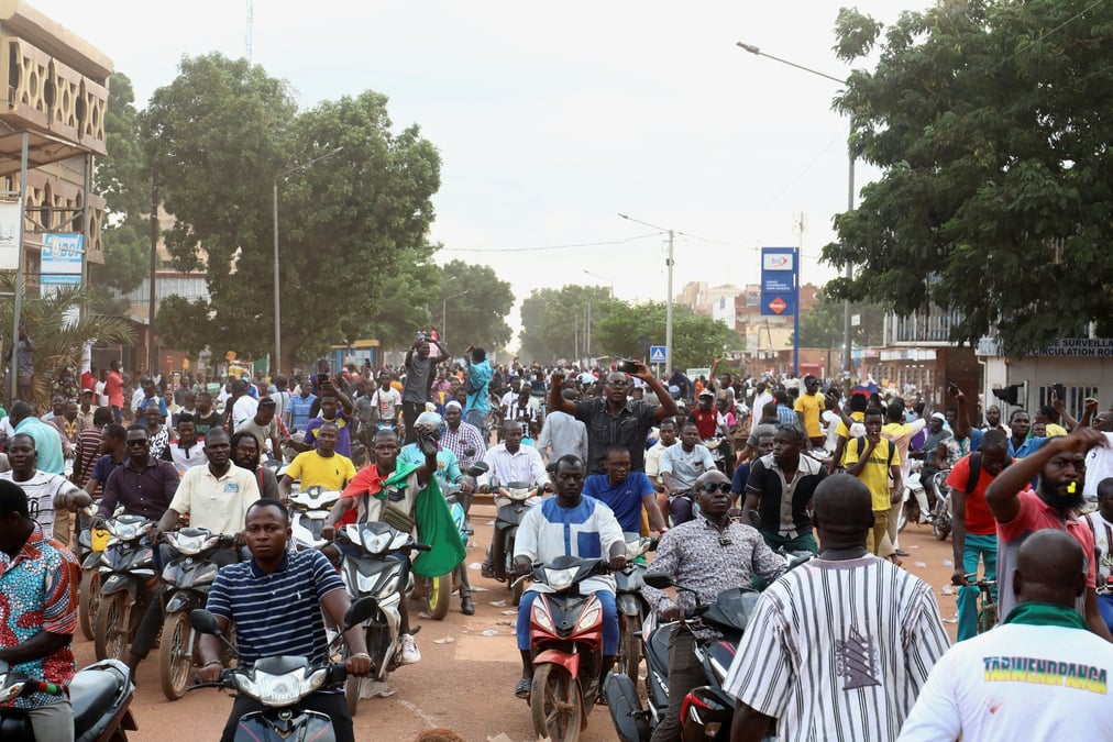 Des partisans du nouveau leader autoproclame du burkina faso, ibrahim traore, manifestent a ouagadougou