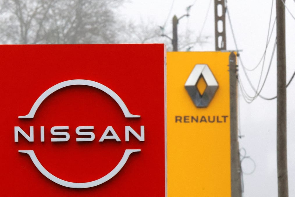 Logos des constructeurs automobiles nissan et renault a etampes, en france