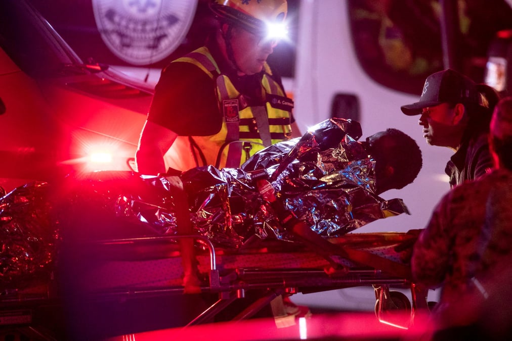 Un migrant est transporte dans une ambulance apres un incendie a ciudad juarez, mexique