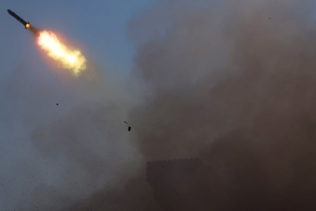 Des soldats ukrainiens tirent un missile dans la region de bakhmout