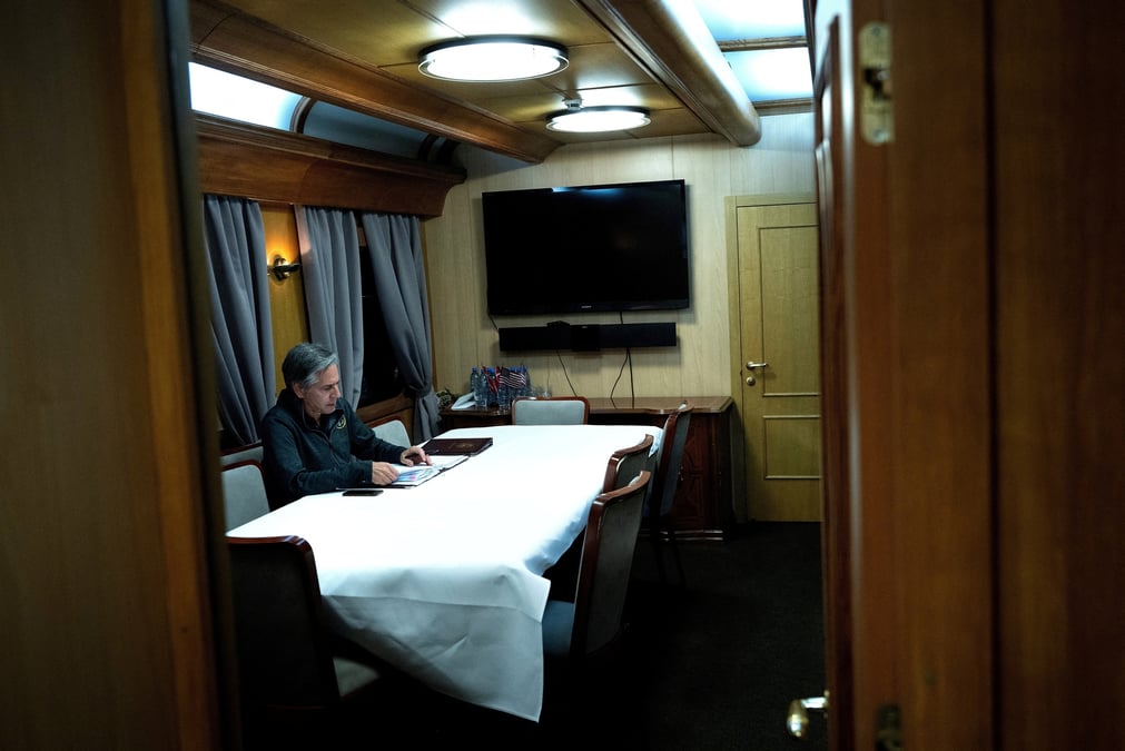 Le secretaire d'etat americain antony blinken travaille lors d'un voyage en train a kiev