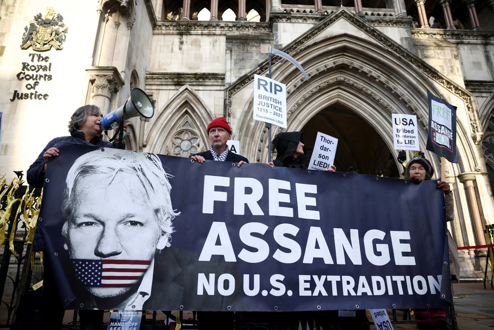 Des partisans de julian assange devant la cour royale de justice a londres