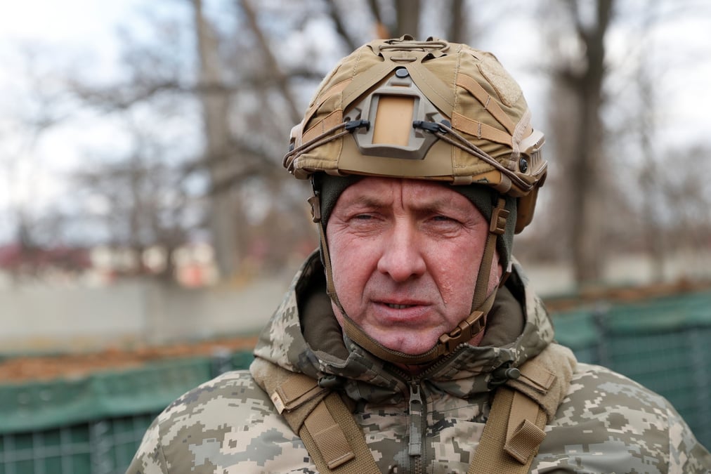 Le commandant des forces conjointes, oleksandr pavliouk, en visite dans la region de donetsk