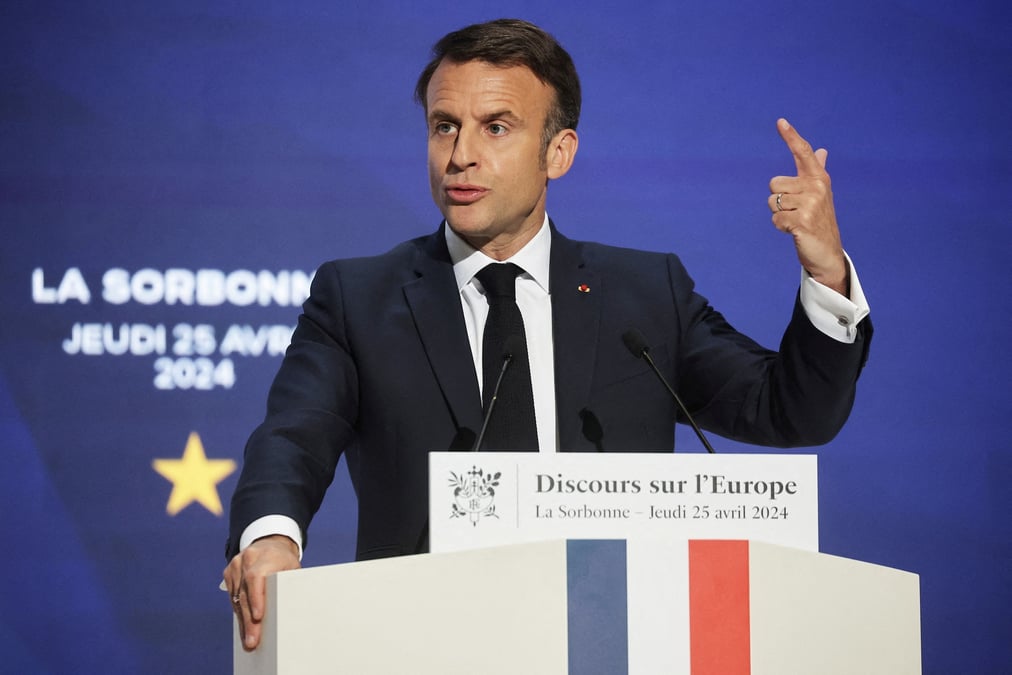 Le president francais emmanuel macron prononce un discours sur l'europe dans l'amphitheatre de l'universite de la sorbonne