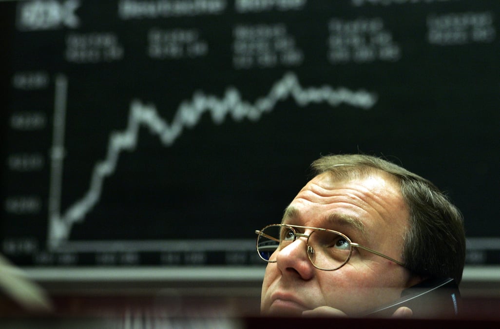Un trader dans la salle des marches de la bourse allemande a francfort