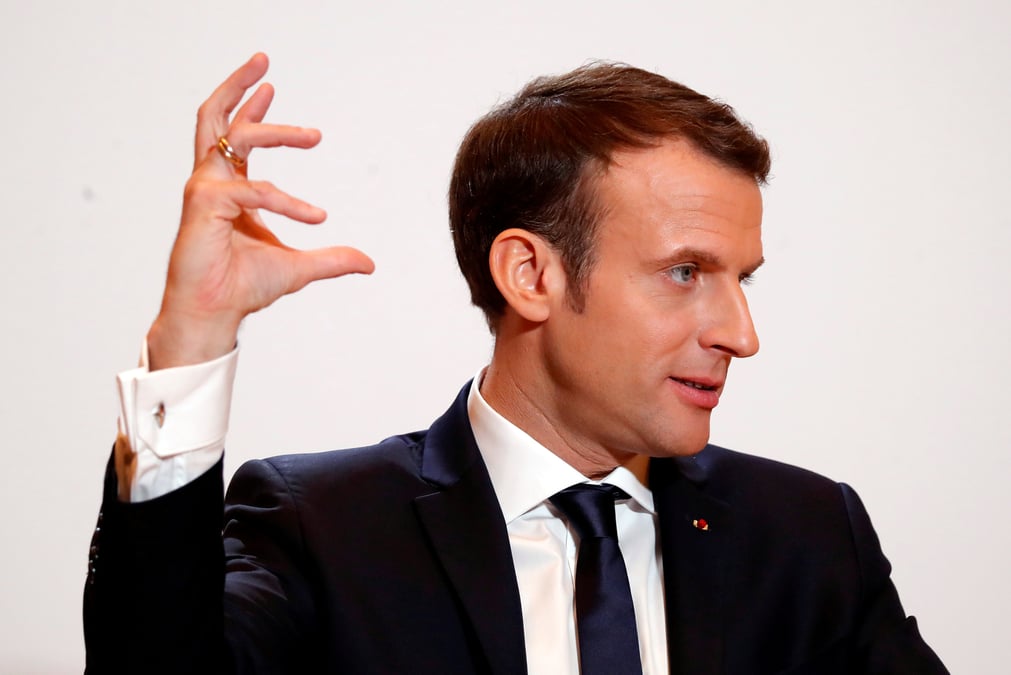 Macron au senegal pour defendre ses priorites, climat et education