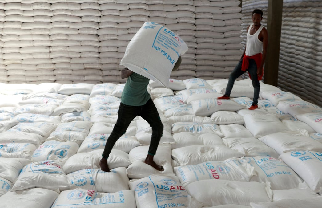Des ouvriers dechargent des sacs de cereales provenant de l'aide alimentaire envoyee d'ukraine a l'entrepot du programme alimentaire mondial (wfp) dans la ville d'adama, en ethiopie